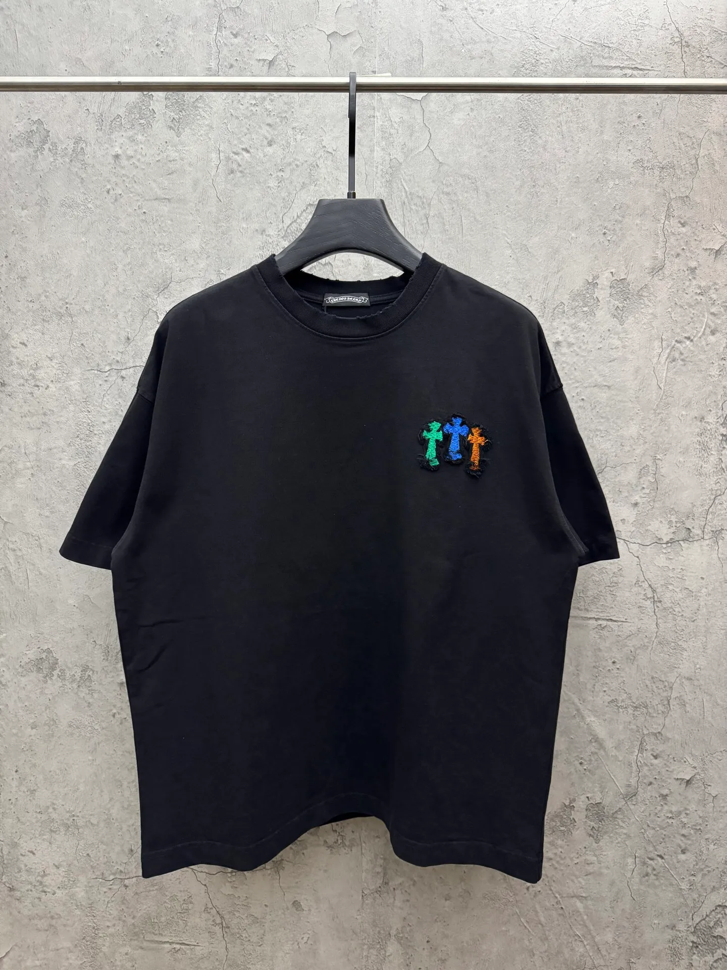 P230 top version, real shot without P, ​​different from market currency) 𝗖𝗵𝗿𝗼𝗺𝗲 𝗛𝗲𝗮𝗿𝘁𝘀/Croxin 2026 spring new original single counter American patch embroidered couple short sleeves 👑The highest version! Customized fabric 320 grams, patch embroidery, best-selling model at the counter, very comfortable to wear. Accessories: original molded and authenticated collar label ➕ 100% silk wash water label. Genuine purchase-grade original hangtag➕matching hanging rope➕3D hanging beads➕original packaging bag. Craftsmanship: The original version has consistent wiring! The highest version of the armhole matching technique! Color: White Black Size: S M L XL Style No.: 6610